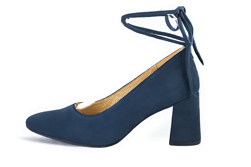 Navy blue women's dress pumps, with a round neckline. Round toe. High flare heels. Profile view - Florence KOOIJMAN